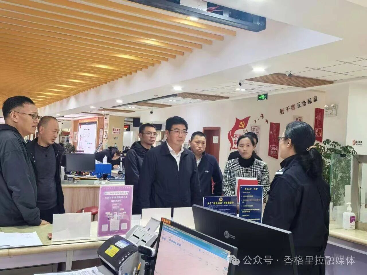 巨燕冬到政务服务中心调研时强调 全面提升政务服务效能 以更加优质的营商环境为高质量发展增动力 添活力