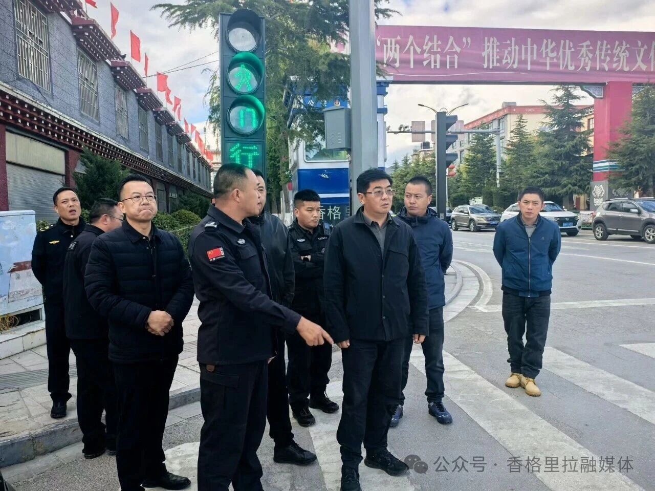 巨燕冬实地调研城区重点路口交通治理工作