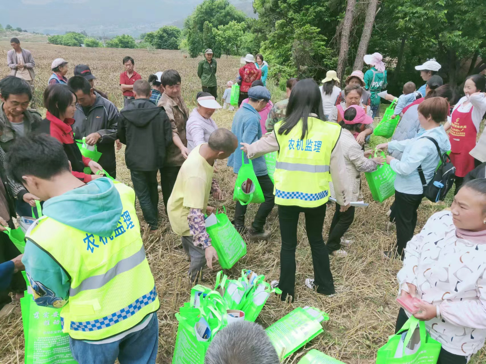 1653443279913008616.png 4701.png